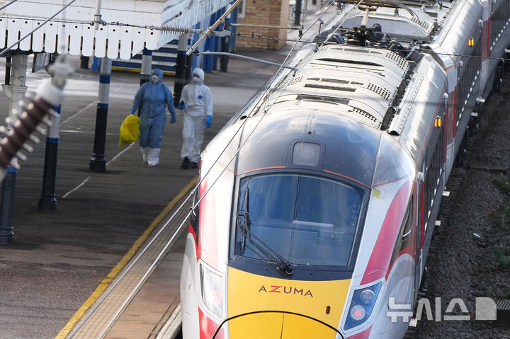 [AP/뉴시스] 1일 저녁 기차 내에서 승객 대상 집단 칼부림 공격이 펼쳐졌던 런던행 기차가 범인 2명 체포 후 헌팅턴역에 정차해 있다 
