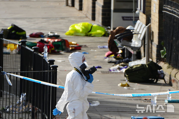 [AP/뉴시스] 칼부림 난동 속에 도망친 승객들이 버리고 간 소지품이 역에 어지럽게 널려있다