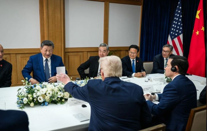 [서울=뉴시스] 시진핑 주석이 지난달 30일 김해 국제공항 ‘나래 마루’에서 도널드 트럼프 대통령과 정상회담을 갖던 중 트럼프 대통령이 내민 메모를 고개를 숙여 보고 있다. (출처: 백악관 홈페이지) 2025.11.01. *재판매 및 DB 금지
