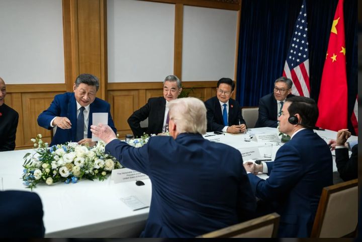 [서울=뉴시스] 시진핑 주석이 지난달 30일 김해 국제공항 ‘나래 마루’에서 도널드 트럼프 대통령과 정상회담을 갖던 중 트럼프 대통령이 내민 메모를 보고 웃고 있다. 메모의 내용은 알려지지 않았다.(출처: 백악관 홈페이지) 2025.11.09. *재판매 및 DB 금지