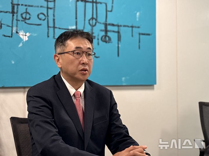 [워싱턴=뉴시스]이윤희 특파원 = 김상부 세계은행 디지털전환 부총재는 지난달 28일(현지 시간) 미국 워싱턴DC 세계은행 본부에서 특파원들과 간담회를 진행하고 있다. 2025.11.02.