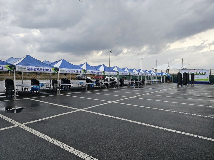 [태안=뉴시스] 김덕진 기자=2일 2026 태안국제원예치유박람회 개최기념 전국파크골프대회를 앞 둔 대회장 옆 주차장에 마련된 각 지역 선수단 부스 모습. 2025.11.02. photo@newsis.com *재판매 및 DB 금지