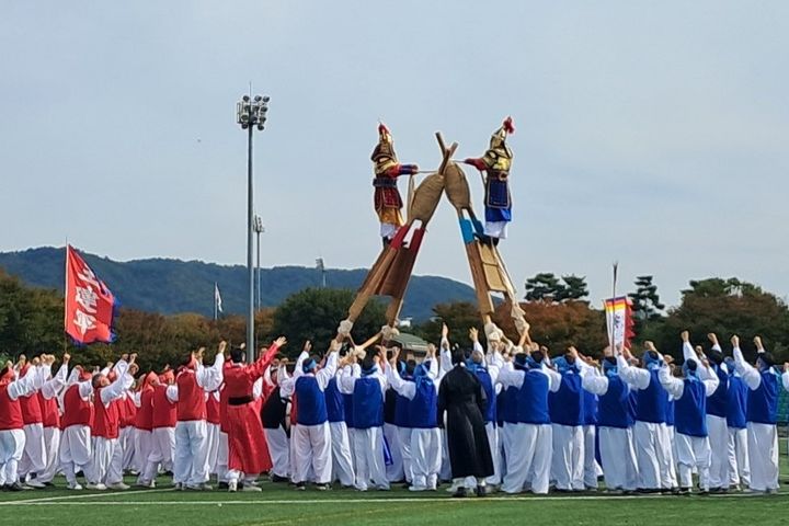  [안동=뉴시스] 국가무형유산 안동차전놀이가 '아시아태평양경제협력체 (APEC) 2025 코리아 크로스컬쳐 페스티벌'에서 재현되고 있다. (사진=안동시 제공) 2025.11.02. photo@newsis.com *재판매 및 DB 금지