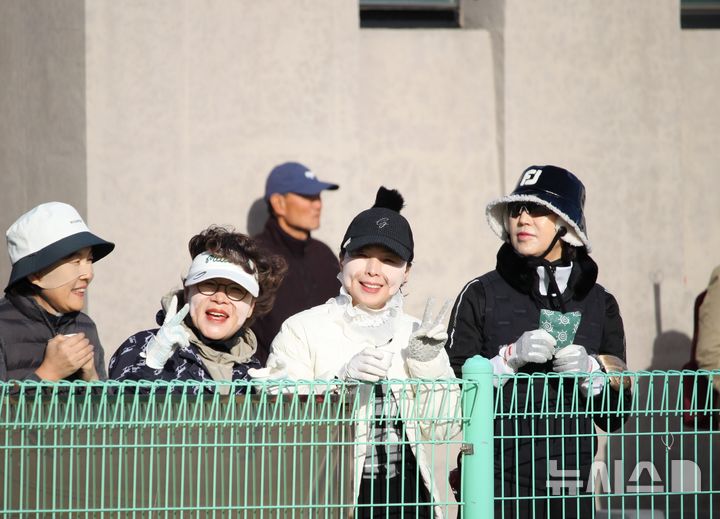 [태안=뉴시스] 최영민 기자=2일, 충남 태안군 태안읍 태안군파크골프장에서 열린 2026 태안국제원예 치유박람회 개최기념 전국파크골프대회에 참여한 참가자들이 즐거운 표정을 짓고 있다. 2025.11.02 ymchoi@newsis.com