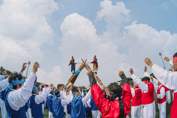 [안동=뉴시스] 지난달 30일 경주 예술의 전당 야외광장 일대에서 열린 '지역문화예술&크로스컬처 페스티벌'의 안동 차전놀이 공연. (사진=경북도 제공) 2025.11.02. photo@newsis.com *재판매 및 DB 금지