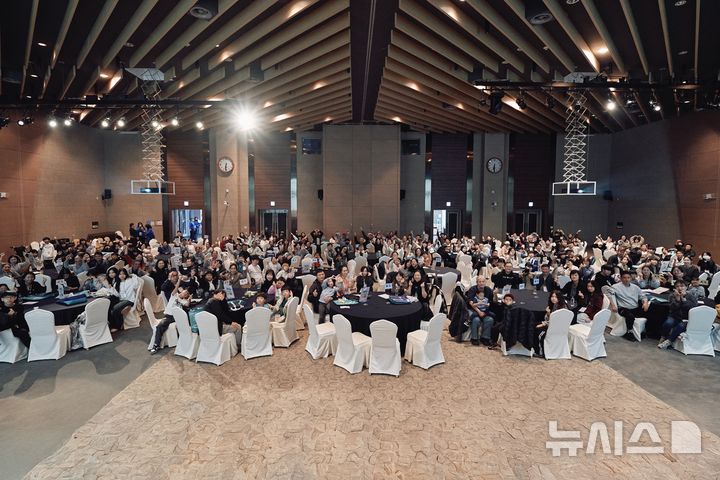 [서울=뉴시스] 지난 1일 인천국제공항공사 항공교육원에서 열린 국내 거주 다문화 가족 초청 통합캠프인 '가치마을 가족 나들이' 행사에서 참여자들이 단체사진을 촬영하고 있다.