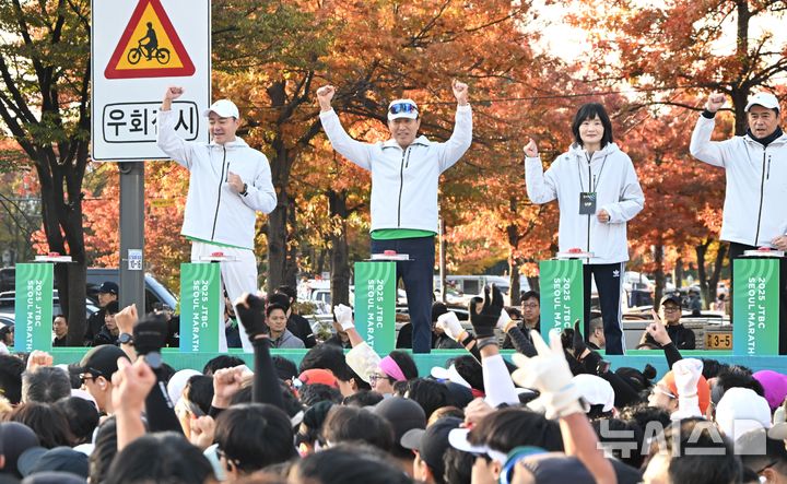 [서울=뉴시스]오세훈 서울시장이 2일 '2025 JTBC 서울마라톤' 출발식에서 출전 선수들의 안전한 완주를 응원하고 있다.