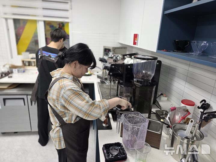 [시흥=뉴시스] '드림박스' 운영에 참여 중인 청소년들이 바리스타를 꿈꾸며 고객이 선호하는 커피 내리기를 배우고 있다. (사진=시흥시 제공) 2025.11.02. photo@newsis.com 