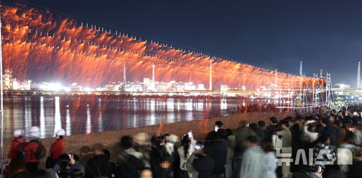 [포항=뉴시스] '경주 아시아태평양경제협력체 (APEC) 정상회의' 성공 개최를 위해 지난달 31일~이달1일 포항 송도해수욕장에서 열린 낙화놀이. (사진=포항시 제공) 2025.11.02. photo@newsis.com 
