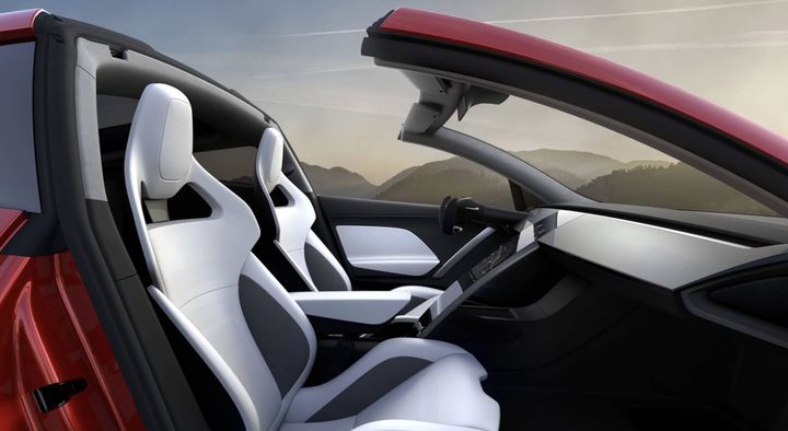 [서울=뉴시스] 일론 머스크 테슬라 최고경영자(CEO)가 연내 '플라잉카(나는 자동차)'로 불릴 신형 스포츠카 공개 가능성을 밝혔다. 사진은 2017년 출시된 스포츠카 로드스터의 모습. (사진 = 테슬라) 2025.11.02. *재판매 및 DB 금지