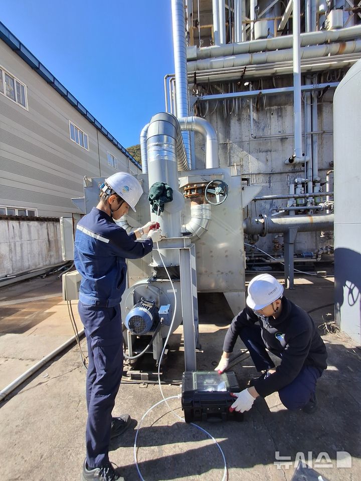 [경주=뉴시스] 경주시 민관합동 환경배출 사업장 특별점검. (사진=경주시 제공) 2025.11.02. photo@newsis.com 