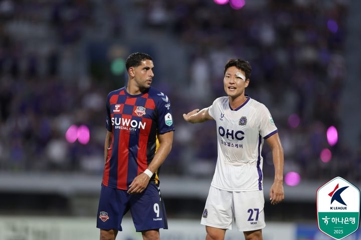 [서울=뉴시스]K리그1 안양 수비수 권경원(오른쪽). (사진=한국프로축구연맹 제공)