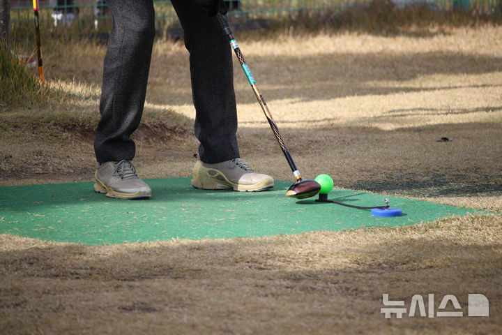 [태안=뉴시스] 최영민 기자 = 2일 충남 태안군 태안읍 태안군파크골프장에서 열린 '2026 태안국제원예 치유박람회 개최기념 전국파크골프대회'에서 한 참가자가 티 그라운드에서 샷을 준비하고 있다. 2025.11.02. ymchoi@newsis.com