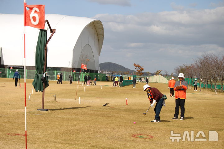 [태안=뉴시스] 최영민 기자 = 2일 충남 태안군 태안읍 태안군파크골프장에서 '2026 태안국제원예 치유박람회 개최기념 전국파크골프대회'가 열렸다. 이날 경기장은 거센 바람이 불면서 참가 선수들이 경기를 하는데 무척 힘든 모습이었다. 2025.11.02. ymchoi@newsis.com
