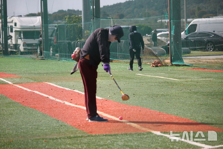 [태안=뉴시스] 최영민 기자 = 2일 충남 태안군 태안읍 태안군파크골프장에서 열린 '2026 태안국제원예 치유박람회 개최기념 전국파크골프대회' 첫날, 한 참가자가 파크골프장 옆 야구장에서 연습을 하고 있다. 2025.11.02. ymchoi@newsis.com