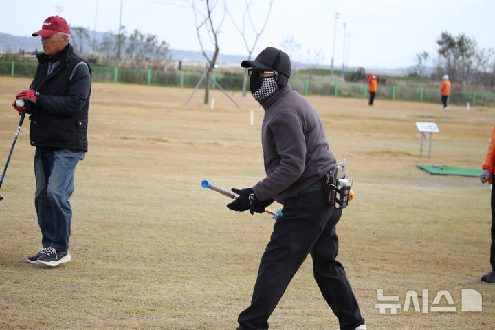 [태안=뉴시스] 최영민 기자 = 2일 충남 태안군 태안읍 태안군파크골프장에서 열린 '2026 태안국제원예 치유박람회 개최기념 전국파크골프대회' 첫날, 한 남성 참가자가 샷을 한 후 공을 끝까지 지켜보고 있다. 2025.11.02. ymchoi@newsis.com