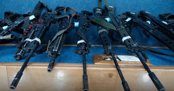 [뉴시스] 리우데자네이루주 경찰이 압수한 갱단 '코만두 베르멜류'의 무기들. (사진=리우데자네이루주 경찰) 2025.11.2 *재판매 및 DB 금지