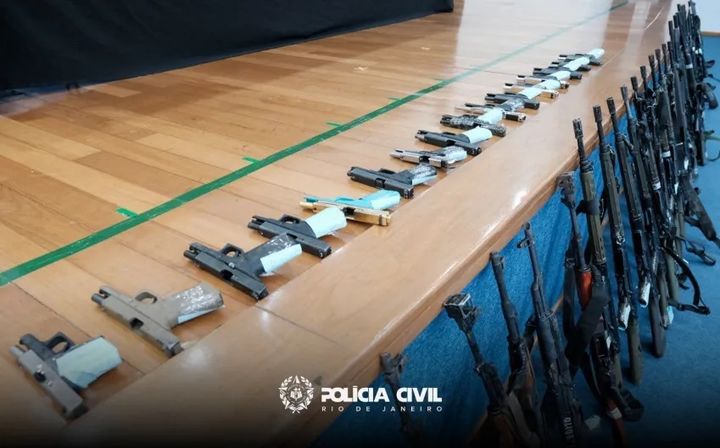 [뉴시스] 리우데자네이루주 경찰이 압수한 갱단 '코만두 베르멜류'의 무기들. (사진=리우데자네이루주 경찰) 2025.11.2 *재판매 및 DB 금지