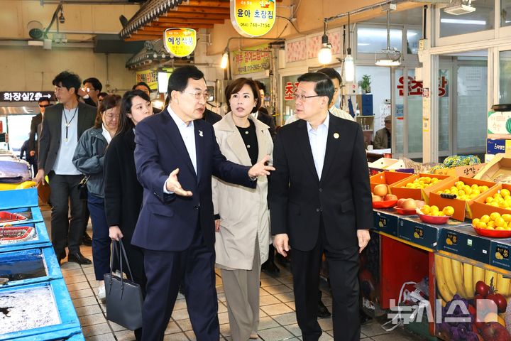 [경주=뉴시스] 2일 주낙영 경주시장이 존 리 홍콩 행정수반을 맞이하며 전통시장 현황을 설명하고 있다. (사진=경주시 제공) 2025.11.02. photo@newsis.com 