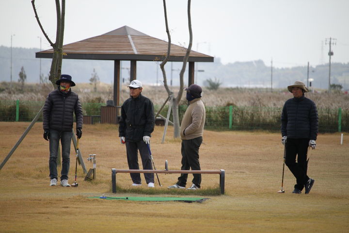 [태안=뉴시스] 최영민 기자 = 2일 충남 태안군 태안읍 태안군파크골프장에서 열린 '2026 태안국제원예 치유박람회 개최기념 전국파크골프대회' 첫 날 모습. 2025.11.02. ymchoi@newsis.com *재판매 및 DB 금지