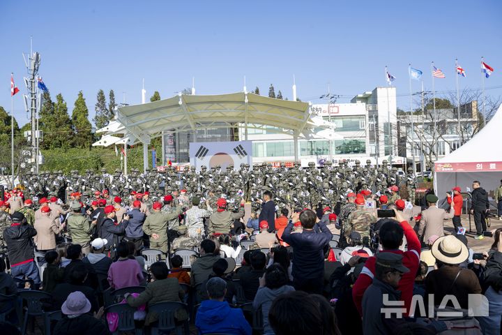 [김포=뉴시스] 경기 김포 해병대 문화축제를 찾은 시민들 모습. (사진=김포시 제공) 2025.11.02. photo@newsis.com
