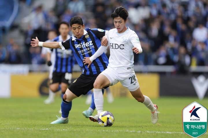 [서울=뉴시스] 프로축구 K리그2 인천유나이티드의 이주용과 부산아이파크의 최기윤. (사진=한국프로축구연맹 제공) *재판매 및 DB 금지