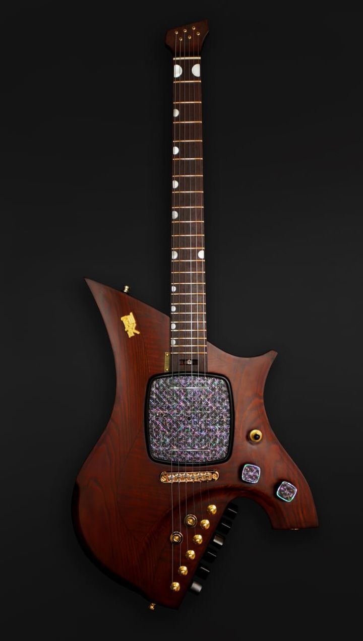 이재명 대통령이 로런스 웡 싱가포르 총리에게 선물한 나전칠기 장식의 일렉트릭 기타.[사진=대통령실 제공] *재판매 및 DB 금지