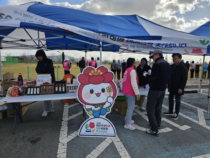 [태안=뉴시스] 김덕진 기자 = 태안군 태안국제원예치유박람회 범군민지원협의회 회원들은 2일 충남 태안군파크골프장 주차장 일원 박람회 홍보 부스에서 선수들에게 홍보물품을 나눠주며 박람회를 홍보하고 있다. 2025.11.02. spark@newsis.com *재판매 및 DB 금지