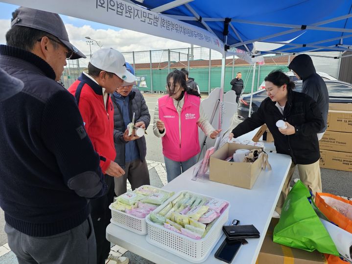 [태안=뉴시스] 김덕진 기자 = 태안군 태안국제원예치유박람회 범군민지원협의회 회원들은 2일 충남 태안군파크골프장 주차장 일원 박람회 홍보 부스에서 선수들에게 홍보물품을 나눠주며 박람회를 홍보하고 있다. 2025.11.02. spark@newsis.com *재판매 및 DB 금지