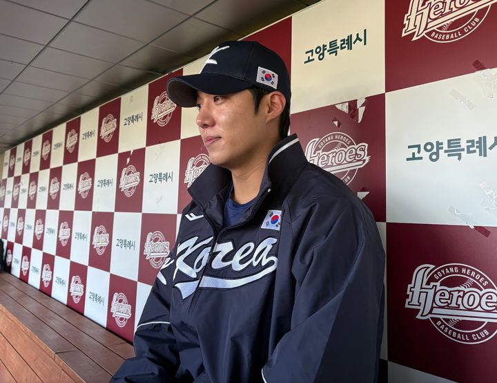 [고양=뉴시스] 신유림 기자=프로야구 삼성 라이온즈의 토종 에이스 원태인이 2일 경기 고양시 국가대표야구훈련장에서 열린 2025 K-베이스볼 시리즈 대비 야구 국가대표팀 첫 소집 훈련을 앞두고 취재진을 만나 이야기하고 있다. 2025.11.02. spicy@newsis.com *재판매 및 DB 금지
