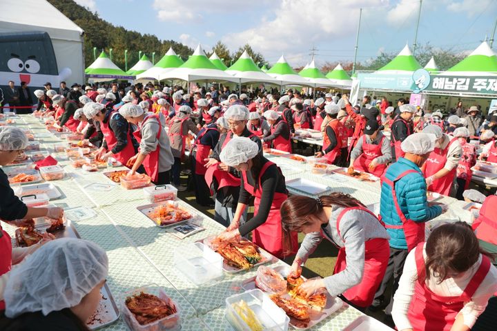 [해남=뉴시스] 해남미남축제 '515 김치비빔'. (사진=해남군 제공) 2025.11.02. photo@newsis.com *재판매 및 DB 금지