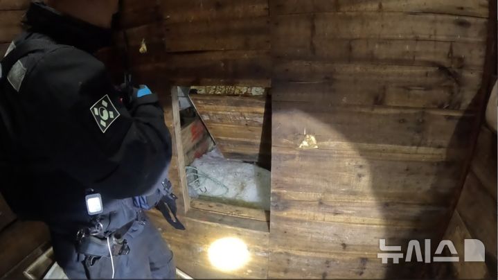 [제주=뉴시스] 제주 해경이 적발한 중국어선 A호 비밀 어창 모습. (사진=제주해양경찰서 제공) 2025.11.02. photo@newsis.com *재판매 및 DB 금지