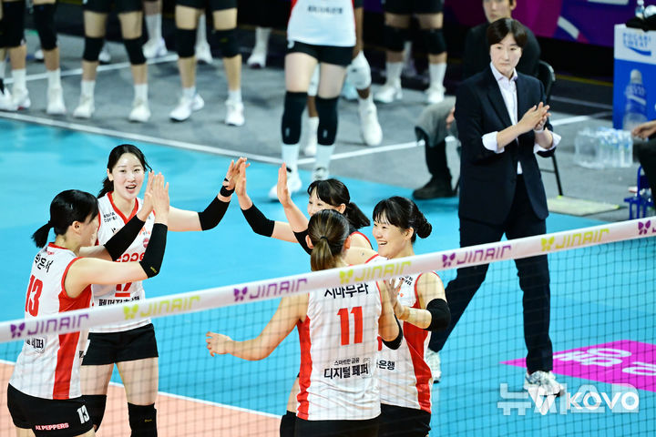 [서울=뉴시스] 여자배구 페퍼저축은행 선수들이 2일 인천삼산월드체육관에서 열린 진에어 2025~2026 V-리그 여자부 경기에서 흥국생명을 상대로 득점을 올린 뒤 기뻐하고 있다. (사진=KOVO 제공) 2025.11.02.