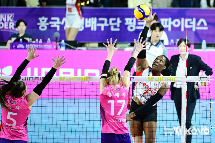 [서울=뉴시스] 여자배구 페퍼저축은행 조이(오른쪽)가 2일 인천삼산월드체육관에서 열린 진에어 2025~2026 V-리그 여자부 경기에서 흥국생명을 상대로 공격을 시도하고 있다. (사진=KOVO 제공) 2025.11.02.