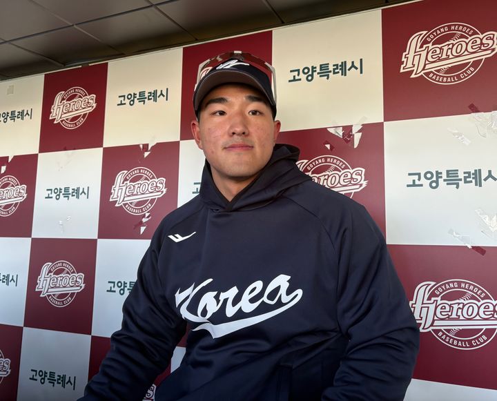 [고양=뉴시스]신유림 기자=프로야구 KT 위즈의 외야수 안현민이 2일 경기 고양시 국가대표야구훈련장에서 열린 2025 K-베이스볼 시리즈 대비 소집 첫 훈련을 앞두고 취재진을 만나 인터뷰하고 있다. 2025.11.02. spicy@newsis.com&nbsp; *재판매 및 DB 금지