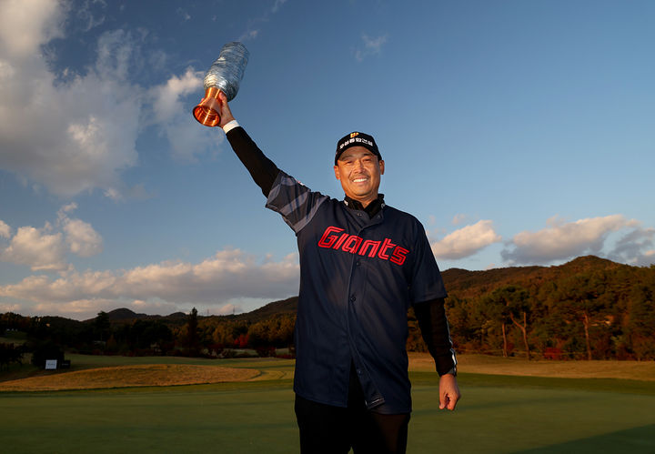 [서울=뉴시스] 김재호가 2일 경기 여주시 페럼클럽(파72)에서 열린 KPGA 투어 렉서스 마스터즈 우승을 차지한 뒤 트로피를 들어보이고 있다. (사진=KPGA 제공) 2025.11.02. *재판매 및 DB 금지