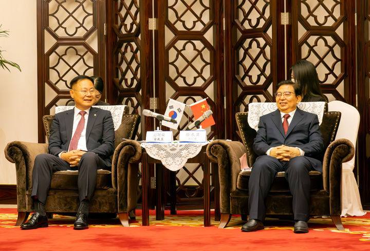 [칠곡=뉴시스] 김재욱(왼쪽) 군수와 제원시 서의현 당서기가 환담을 나누고 있다. (사진=칠곡군 제공) 2025.11.02 photo@newsis.com *재판매 및 DB 금지