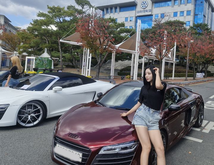 [구미=뉴시스] 레이싱 모델이 스포츠카 앞에서 포즈를 취하고 있다. (사진=구미대 제공) 2025.11.02 photo@newsis.com *재판매 및 DB 금지