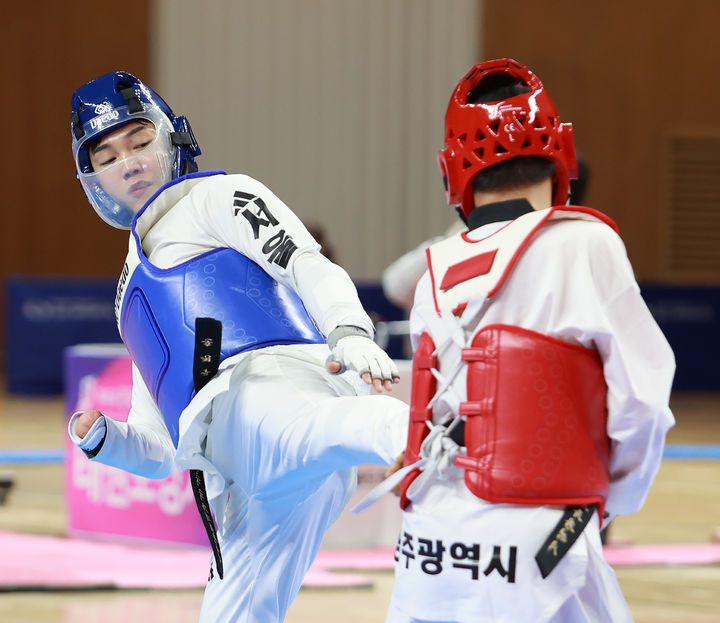 [서울=뉴시스]2024 파리 패럴림픽 동메달리스트 주정훈(서울)이 제45회 전국장애인체육대회(장애인체전) 태권도 남자 겨루기 80㎏급(스포츠등급 K44) 준결승에서 김복현(광주)과 겨루고 았다. (사진=대한장애인체육회 제공) 2025.11.02. photo@newsis.com *재판매 및 DB 금지