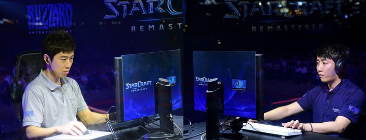 [서울=뉴시스] 임요환과 홍진호가 2017년 부산 광안리해수욕장에서 열린 블리자드 '스타크래프트: 리마스터' 출시 행사 'GG 투게더'에서 경기를 펼친 모습 (사진=블리자드 엔터테인먼트 제공) *재판매 및 DB 금지