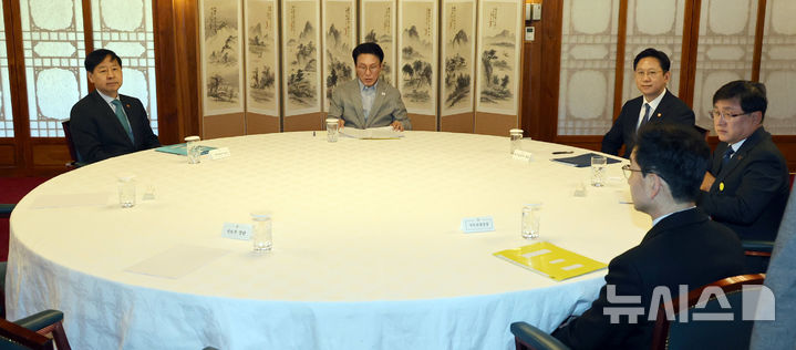 [서울=뉴시스] 김명원 기자 = 김민석 국무총리가 2일 서울 종로구 삼청동 총리공관에서 열린 제2회 3+@(알파) 회의에서 주무부처 장관들과 이야기를 나누고 있다. 이날 회의에는 구윤철 경제부총리 겸 기획재정부 장관, 배경훈 과기부총리 겸 과학기술정보통신부 장관, 김성환 기후에너지환경부 장관, 윤창렬 국무조정실장이 참석했다. (공동취재) 2025.11.02. photo@newsis.com