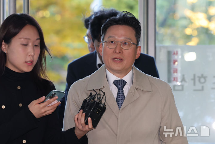 [서울=뉴시스] 권창회 기자 = 김선규 전 공수처 수사1부장검사가 2일 서울 서초구 이명현 순직해병 특별검사팀 사무실에서 피의자 조사를 위해 출석하고 있다. 2025.11.02. kch0523@newsis.com