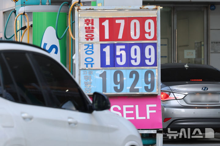 [서울=뉴시스] 권창회 기자 = 2일 서울 시내 한 주유소에 유가정보가 게시되어 있다. 2025.11.02. kch0523@newsis.com
