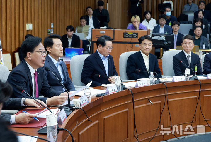 [서울=뉴시스] 고승민 기자 = 송언석 국민의힘 원내대표가 2일 서울 여의도 국회에서 열린 국민의힘-서울·인천·경기·강원 예산정책협의회에서 발언하고 있다. 2025.11.02. kkssmm99@newsis.com