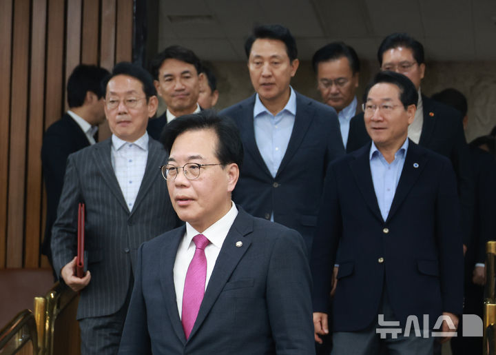 [서울=뉴시스] 고승민 기자 = 송언석 국민의힘 원내대표가 2일 서울 여의도 국회에서 열린 국민의힘-서울·인천·경기·강원 예산정책협의회에 참석하고 있다. 2025.11.02. kkssmm99@newsis.com