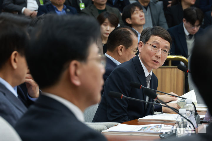 [서울=뉴시스] 고승민 기자 = 김성중 경기도 행정1부지사가 2일 서울 여의도 국회에서 열린 국민의힘-서울·인천·경기·강원 예산정책협의회에서 발언하고 있다. 2025.11.02. kkssmm99@newsis.com