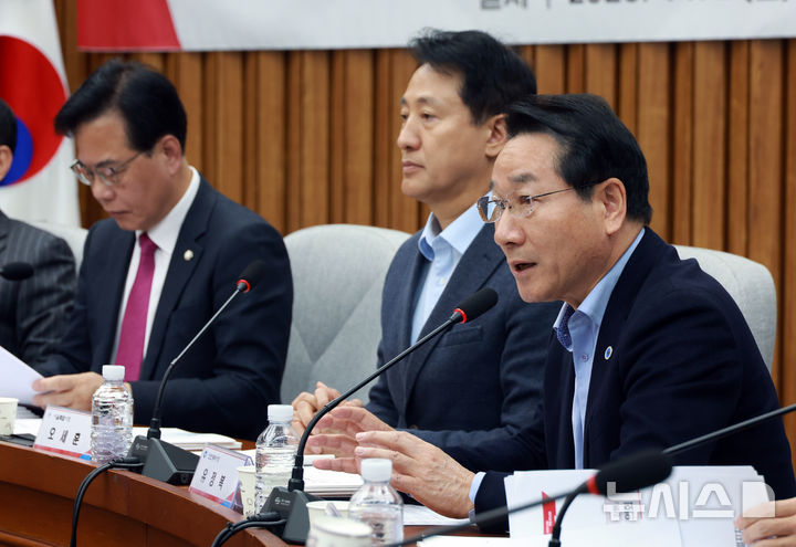 [서울=뉴시스] 고승민 기자 = 유정복 인천광역시장이 2일 서울 여의도 국회에서 열린 국민의힘-서울·인천·경기·강원 예산정책협의회에서 발언하고 있다. 2025.11.02. kkssmm99@newsis.com