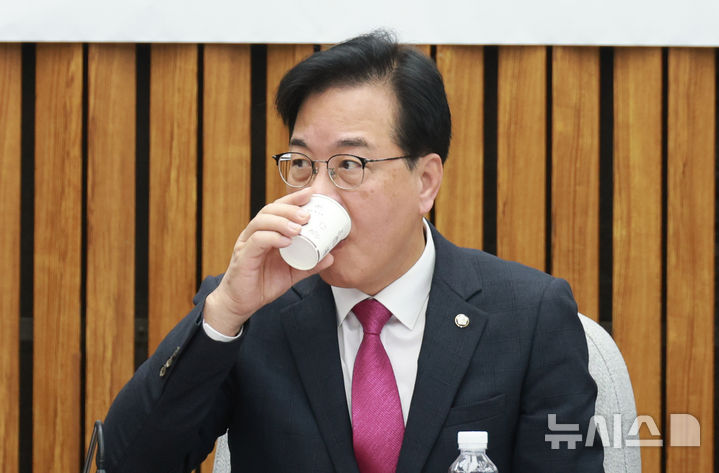 [서울=뉴시스] 고승민 기자 = 송언석 국민의힘 원내대표가 2일 서울 여의도 국회에서 열린 국민의힘-서울·인천·경기·강원 예산정책협의회에서 물을 마시고 있다. 2025.11.02. kkssmm99@newsis.com