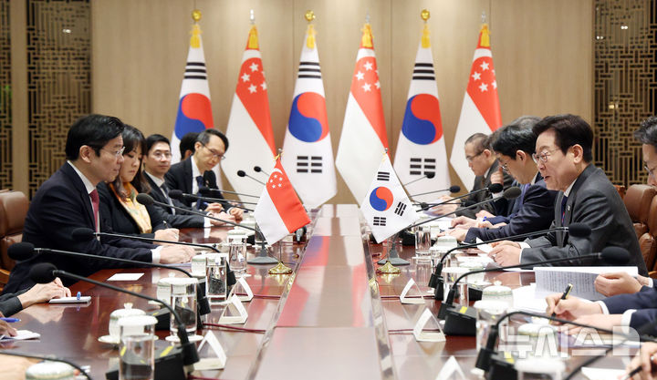 [서울=뉴시스] 고범준 기자 = 이재명 대통령과 로렌스 웡 싱가포르 총리가 2일 서울 용산 대통령실 청사에서 한-싱가포르 정상회담을 하고 있다. 2025.11.02. bjko@newsis.com