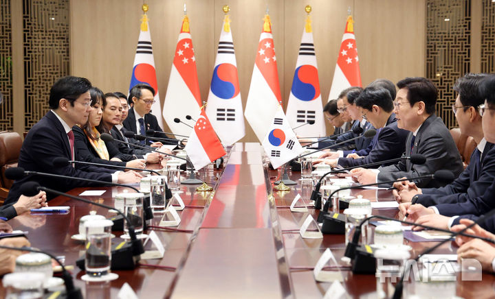 [서울=뉴시스] 고범준 기자 = 이재명 대통령과 로렌스 웡 싱가포르 총리가 2일 서울 용산 대통령실 청사에서 한-싱가포르 정상회담을 하고 있다. 2025.11.02. bjko@newsis.com
